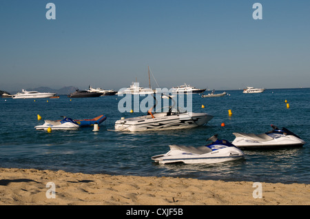 Wave riders,bateaux de vitesse et de luxe yachts amarrés au large de la plage de Pampelonne près de St Tropez dans le sud de la France. Banque D'Images