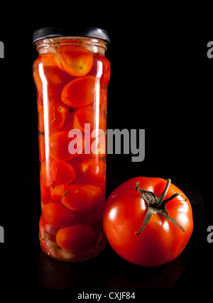 Tomates en conserve dans un bocal en verre et ripe tomato Banque D'Images