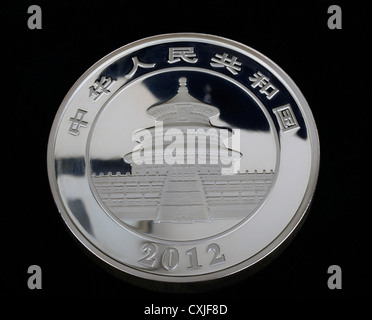 Argent chinois Panda, une série de lingots d'argent pièces émises par la République populaire de Chine. 2012 est 30 e année de série. Banque D'Images