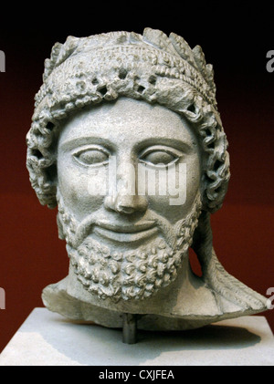 Tête d'une statue d'un homme barbu avec couronne de laurier. La pierre calcaire. Sculpté en Chypre. British Museum. Londres. Banque D'Images