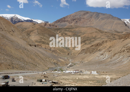 Camp de travailleurs à Pang, manali leh-autoroute, Jammu-et-Cachemire, l'Inde Banque D'Images