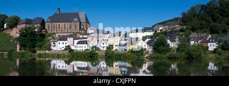 Vue panoramique Saarburg avec l'église paroissiale Saint Laurentius, district 3621, Rhénanie-Palatinat, Allemagne, Europe Banque D'Images