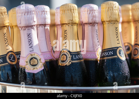 Bouteilles de Champagne dans des seaux de glace prêt à naviguer loin de champagne à partir de Southampton. Liner Cunard Queen Victoria Banque D'Images