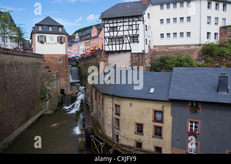 Cascade dans la vieille ville de Saarburg, district 3621, Rhénanie-Palatinat, Allemagne, Europe Banque D'Images