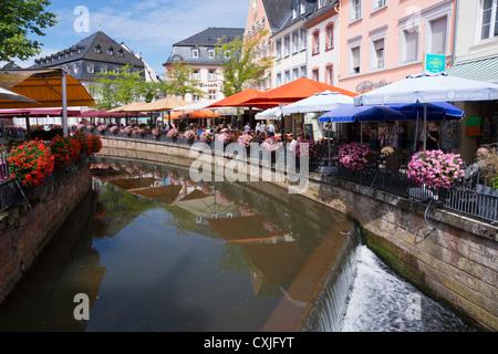 Vue sur la vieille ville de Saarburg avec la rivière Leuk, district 3621, Rhénanie-Palatinat, Allemagne, Europe Banque D'Images