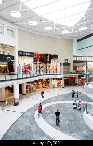 Intérieur du centre commercial Manchester Arndale Centre, montrant à côté de la rivière et de l'île. Banque D'Images