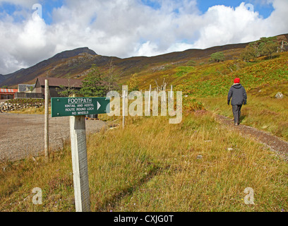 Une famille walker sur un sentier avec un sentier sign post dans Glen Affric Scottish Highlands Scotland UK Banque D'Images