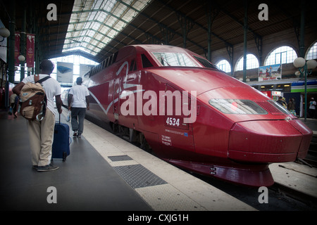 À la SNCF un maroon tampons train Thalys à Paris Gare du Nord en France Banque D'Images