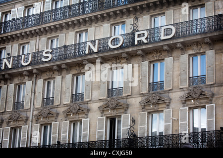 En face de l'hôtel Gare SNCF Paris Gare du Nord en France, avec balcons et fenêtres typiquement français Banque D'Images