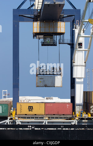 Décharge des conteneurs conteneurs de cargo. Port de Cadix Espagne Banque D'Images