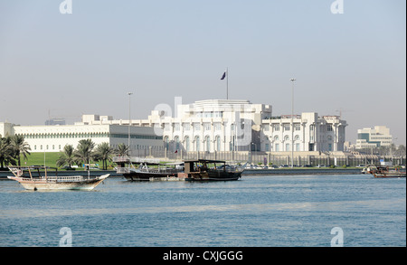Le palais de l'Emir, le Diwan de l'Émir, dans le centre de Doha, Qatar, vu depuis le port de boutres. Banque D'Images