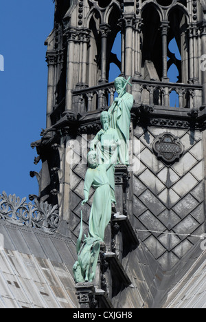 Paris, France. La cathédrale Notre Dame. Détail de toit - statues Banque D'Images