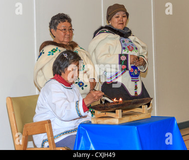 Les femmes inuites traditionnelles dans des vêtements de peau. Grise Fjord, Nunavut, localité la plus au Canada Banque D'Images