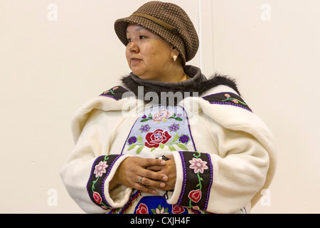 Femme inuit traditionnel dans des vêtements de peau. Grise Fjord, Nunavut, localité la plus au Canada Banque D'Images