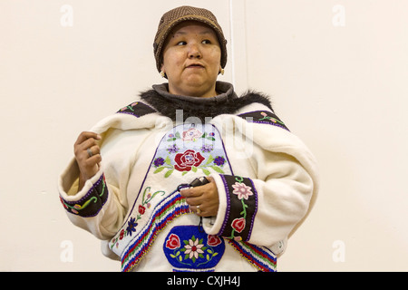 Femme inuit traditionnel dans des vêtements de peau. Grise Fjord, Nunavut, localité la plus au Canada Banque D'Images