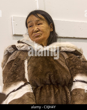 Personnes âgées dans la peau de la femme inuite traditionnelle de vêtements. Grise Fjord, Nunavut, localité la plus au Canada Banque D'Images