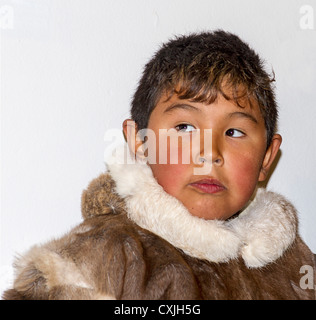 Jeune garçon inuit traditionnel dans des vêtements de peau. Grise Fjord, Nunavut, localité la plus au Canada Banque D'Images