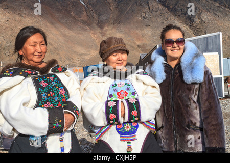 Les femmes inuites traditionnelles dans des vêtements de peau. Grise Fjord, Nunavut, localité la plus au Canada Banque D'Images