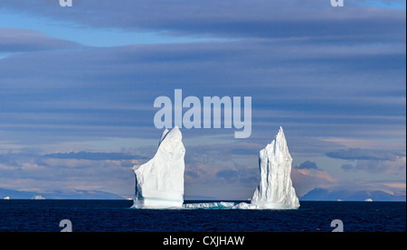 Iceberg dans les eaux au large de la côte nord-ouest du Groenland Banque D'Images