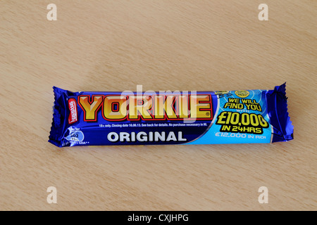 Yorkie Barre de chocolat sur un fond de bois Banque D'Images