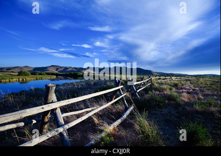 Fin d'après-midi sur le cric de clôture en lisse au point d'accès aux rochers Silver Creek en Arizona Banque D'Images