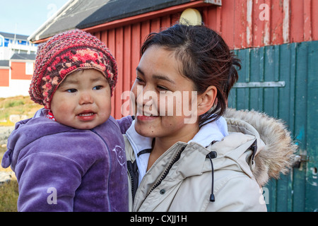 Jeune mère et son bébé Inuit girl à Itilleq, un village de 80 Inuits sur la côte sud-ouest du Groenland. Banque D'Images