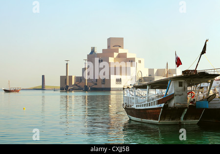 Le Qatar's Museum de l'Art Islamique sur son île artificielle à côté de la Corniche de Doha, avec les dhows amarrés dans la baie qui l'entoure. Banque D'Images