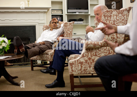 Le président américain Barack Obama et le Vice-président Joe Biden sont briefés par Rob Nabors, Adjoint du Président pour les affaires législatives le 30 juillet 2011 au cours d'une réunion en chef de cabinet Bill Daley's Bureau de l'aile ouest de la Maison Blanche pour discuter des efforts pour trouver une approche équilibrée quant à la limite d'endettement et de la réduction du déficit. Banque D'Images