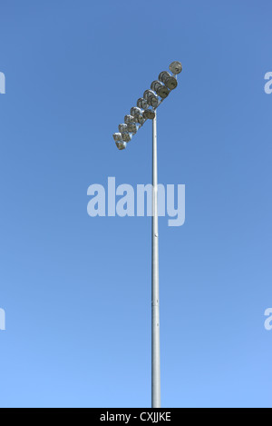 L'éclairage du stade sur un grand poteau élancé contre Deep blue sky background. Banque D'Images