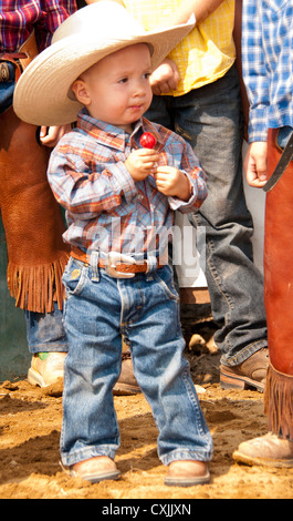 Les enfants habillés en Cowboy costume occidental sur Rodeo, Bruneau, California, USA Banque D'Images