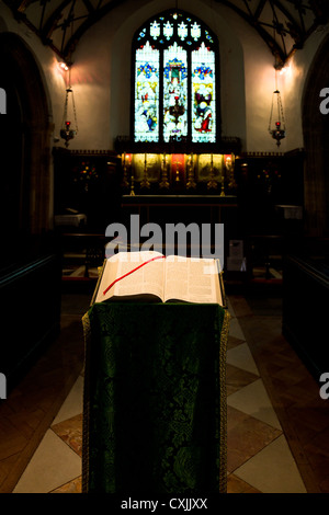 Une bible ouverte à l'intérieur de l'église paroissiale de St Ives en Cornouailles Banque D'Images