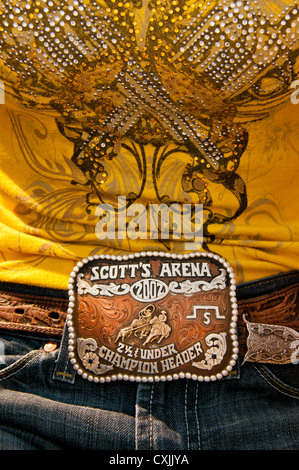 Cowgirl en tenue occidentale weaing son championnat Rodeo Buckle, Bruneau, California, USA Banque D'Images