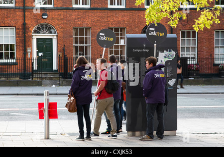 Aides aux étudiants à l'Université de Manchester's Freshers' Week, Manchester, Angleterre, RU Banque D'Images