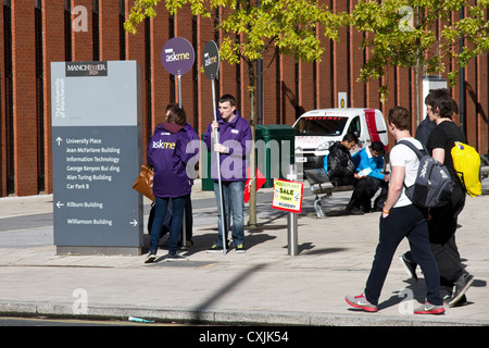 Aides aux étudiants à l'Université de Manchester's Freshers' Week, Manchester, Angleterre, RU Banque D'Images