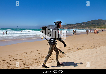 Spearfisherman ( +1 petits poissons) sur la plage de Guincho, Cascais, Côte de Lisbonne, Portugal, Estremadura Banque D'Images