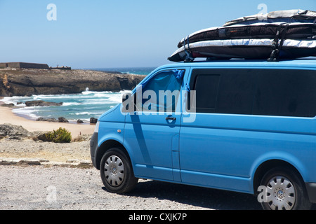 Campervan VW et planches stationné au-dessus de Praia da Cresmina (illustré) et la plage de Guincho, Cascais, Côte de Lisbonne, Portugal Banque D'Images