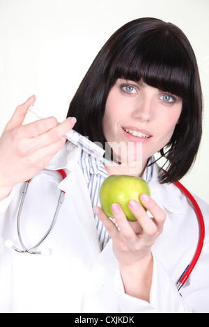 Femme médecin apple par injection Banque D'Images