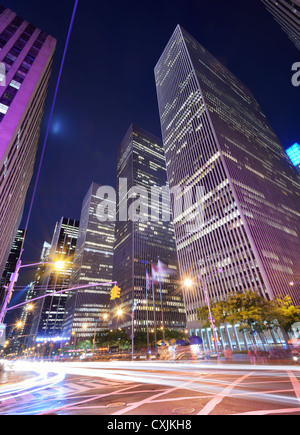 Les immeubles de bureaux dans la nuit le long de la 6e Avenue à New York. Banque D'Images