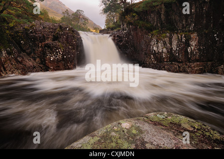 Un Fhir Eas Moir, cascade sur la rivière Etive, Glen Etive, Ecosse Banque D'Images