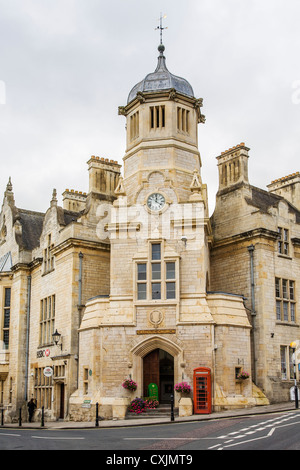 Bradford-on-Avon, Wiltshire, Angleterre, Royaume-Uni, dans la vallée d'Avon - Église catholique (Saint Thomas More) et téléphone rouge fort Banque D'Images