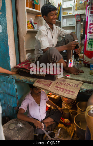 Blocage des boissons au-dessus d'un chai à l'étroit dans une ruelle de décrochage Khari Baoli Road, off (marché aux épices Bazar de Chandni Chowk), Old Delhi, Inde Banque D'Images