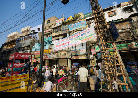 Animation de la circulation et les panneaux à l'intersection de Khari Baoli Road, (marché aux épices Bazar de Chandni Chowk), Old Delhi, Inde Banque D'Images