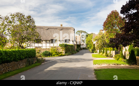 Rue principale de Stanton avec chaumières en anglais Cotswolds Banque D'Images