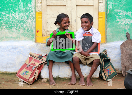 Les enfants de l'école indienne meilleurs amis l'Andhra Pradesh en Inde du Sud Banque D'Images