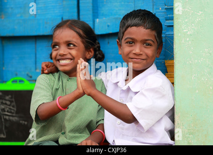 Les enfants de l'école indienne meilleurs amis l'Andhra Pradesh en Inde du Sud Banque D'Images