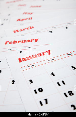 Pile de calendriers mensuels à l'encre rouge Banque D'Images