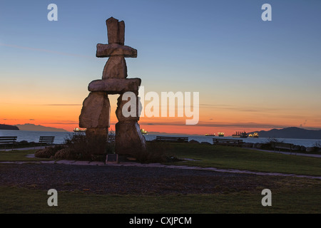 Inukshuk Sculpture sur pierre sur Sunset Beach Alond dans English Bay, Vancouver C.-B. Canada pendant le coucher du soleil Banque D'Images