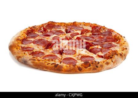 Pizza au pepperoni, sur un fond blanc Banque D'Images