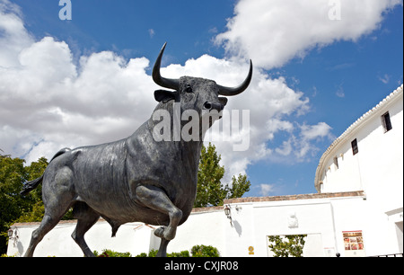 Statue de bronze à l'extérieur des anciens de Bull les Arènes de Ronda, Espagne Banque D'Images