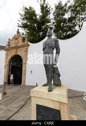 Statue en bronze d'un matador en dehors de l'arène antique Ronda Espagne Banque D'Images